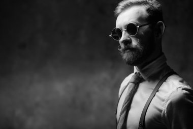 duygusal adam bıyık ve sakal