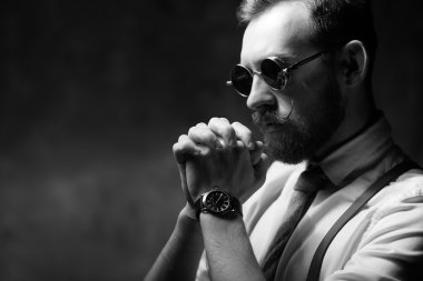 duygusal adam bıyık ve sakal