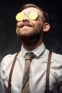 duygusal adam bıyık ve sakal