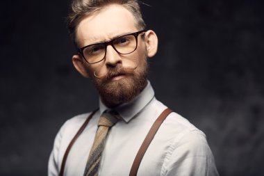 duygusal adam bıyık ve sakal