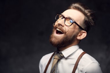 duygusal adam bıyık ve sakal