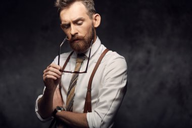 duygusal adam bıyık ve sakal