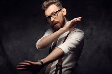 duygusal adam bıyık ve sakal