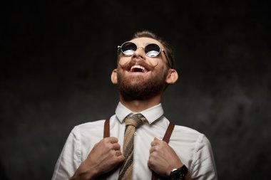 duygusal adam bıyık ve sakal