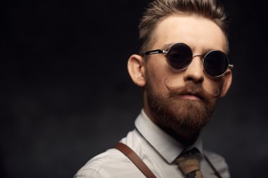 duygusal adam bıyık ve sakal