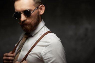 duygusal adam bıyık ve sakal