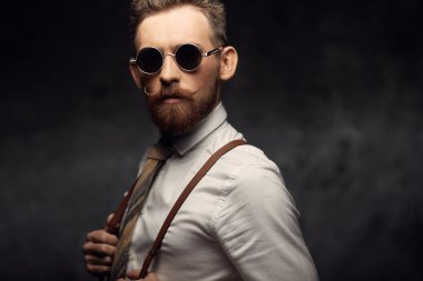 duygusal adam bıyık ve sakal