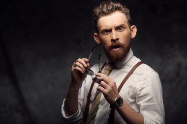 duygusal adam bıyık ve sakal