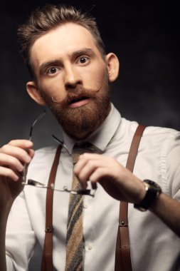 duygusal adam bıyık ve sakal