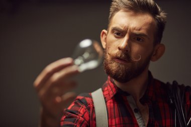 duygusal adam bıyık ve sakal