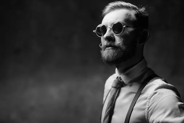 Homem emocional com bigodes e barba — Fotografia de Stock