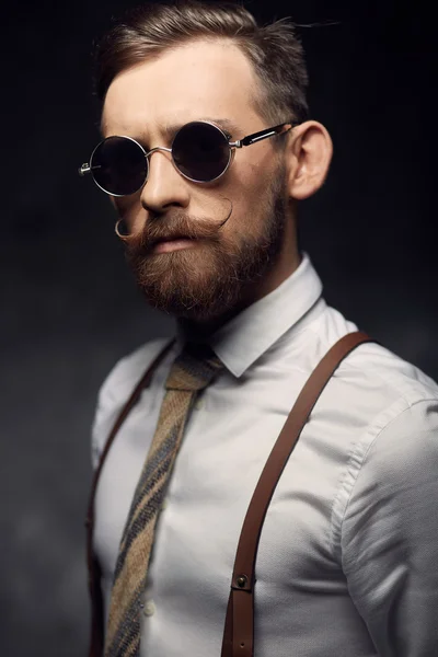 Emotionaler Mann mit Schnurrbart und Bart — Stockfoto