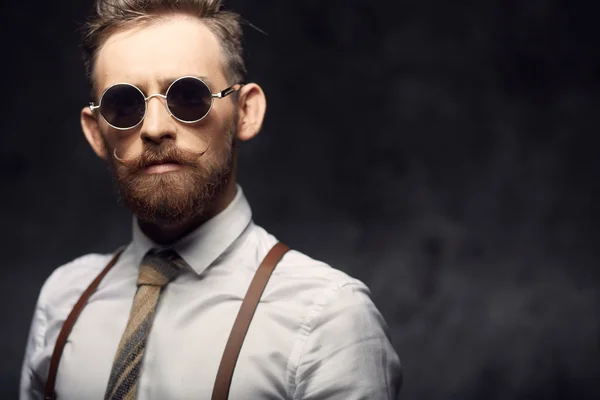 Homem emocional com bigodes e barba — Fotografia de Stock