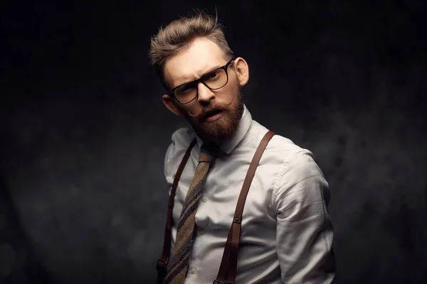 Uomo emotivo con baffi e barba — Foto Stock