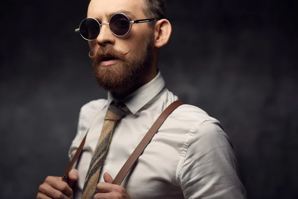 Емоційний чоловік з вусами і бородою — стокове фото