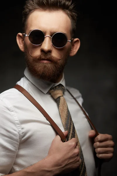 Емоційний чоловік з вусами і бородою — стокове фото