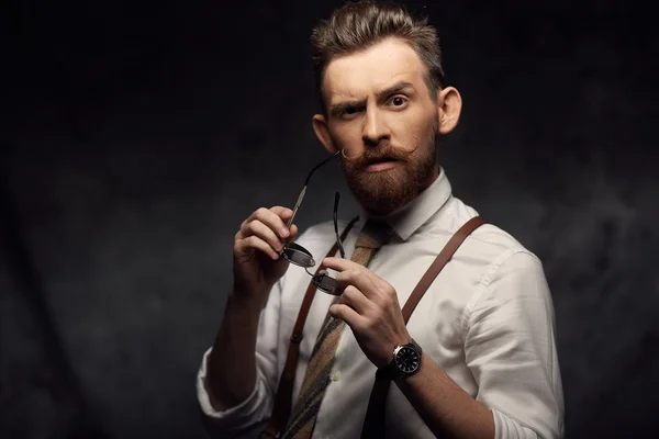 Emotionaler Mann mit Schnurrbart und Bart — Stockfoto