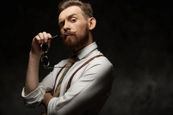 Homem emocional com bigodes e barba — Fotografia de Stock