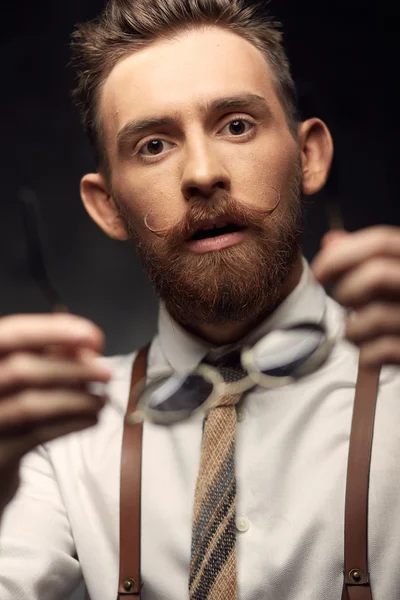 Homem emocional com bigodes e barba — Fotografia de Stock