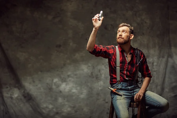 Uomo emotivo con baffi e barba — Foto Stock