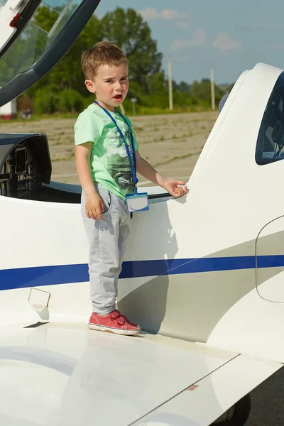 Niño y avión — Foto de Stock