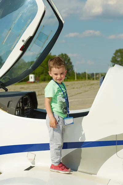 Malý chlapec a letadlo — Stock fotografie