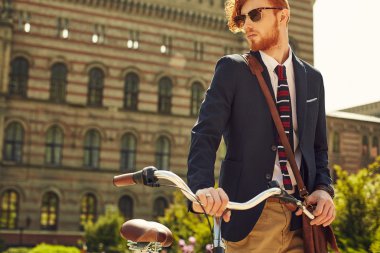 Bisiklet university yakınındaki stiliyle harvard öğrencisi 