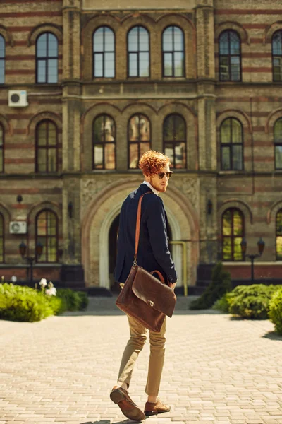 Estudiante en Harvard estilo cerca de la universidad — Foto de Stock