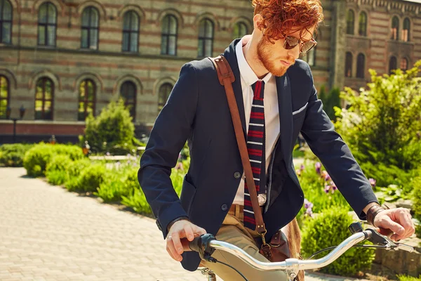 Estudiantes en estilo harvard con bicicleta cerca de la universidad — Foto de Stock