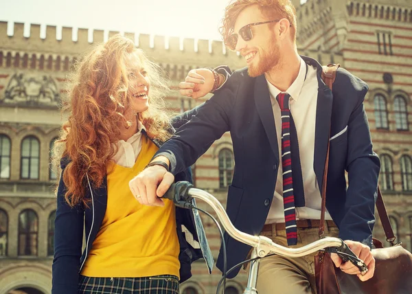 Studenten mit Fahrrad in der Nähe der Universität — Stockfoto