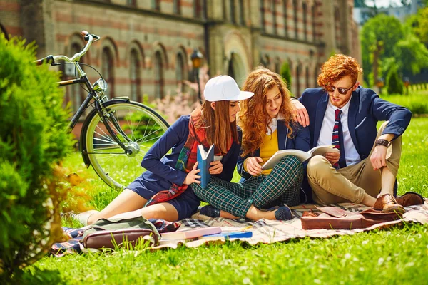 Estudiantes en estilo harvard con bicicleta cerca de la universidad —  Fotos de Stock