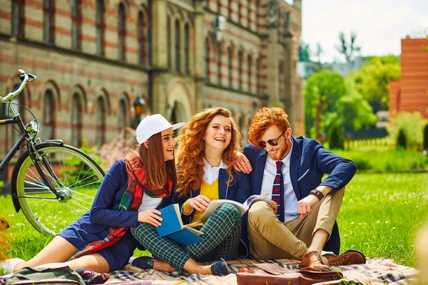 Estudiantes al estilo Harvard cerca de la universidad —  Fotos de Stock