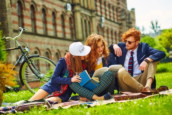 Studentów harvard stylu z rowerów w pobliżu university — Zdjęcie stockowe