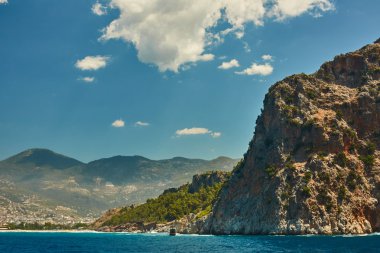 Yaz deniz çarpıcı manzara güzel Dağları ile