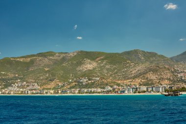 Yaz deniz çarpıcı manzara güzel dağlar ve tekne ile