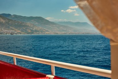 Yaz deniz çarpıcı manzara güzel Dağları ile