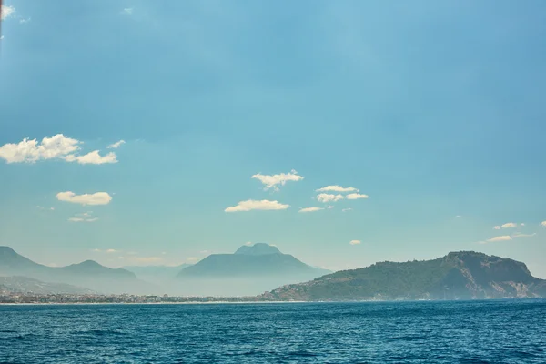 Impressionante paisagem do mar de verão com belas montanhas — Fotografia de Stock