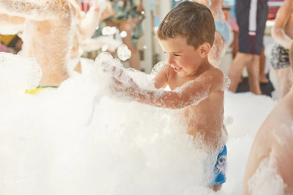 Gelukkig jongetje spelen in Bad schuim — Stockfoto