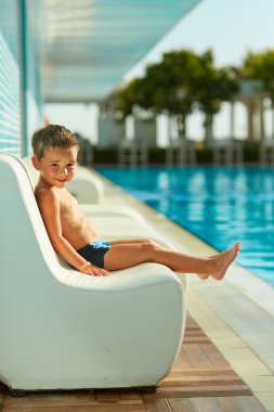 Sevimli küçük çocuk Yüzme Havuzu poz