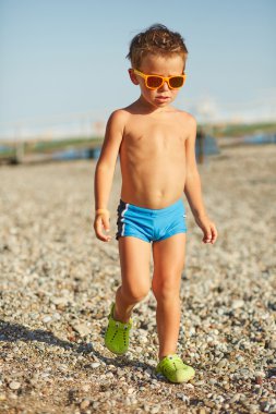 Sevimli küçük çocuk Deniz Sahil boyunca yürüyüş 