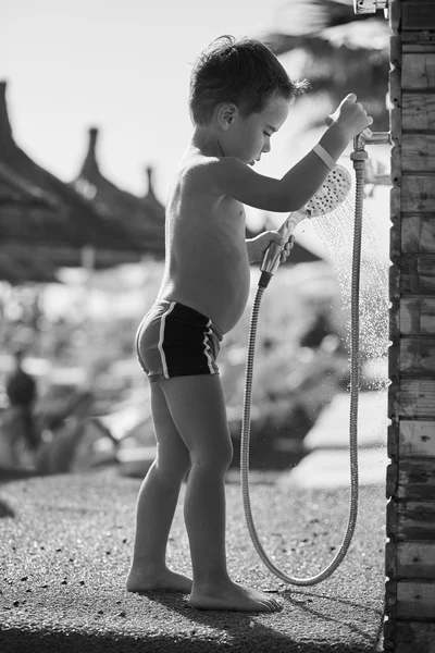 Bonito menino tomando banho na praia — Fotografia de Stock