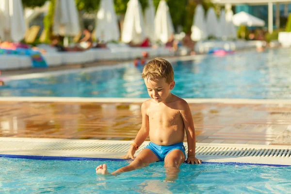 Açık Yüzme havuzunda oynayan sevimli küçük çocuk