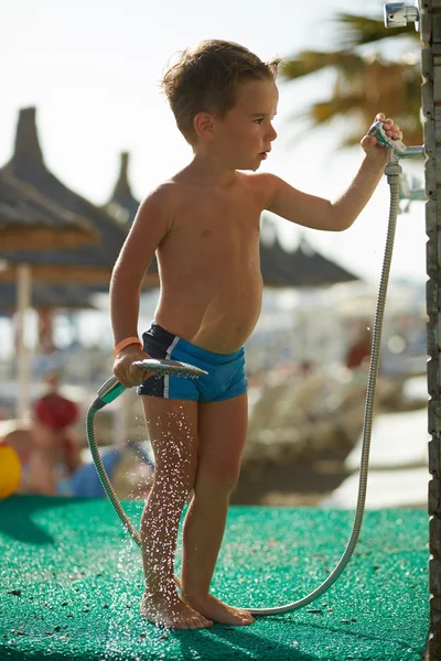 Bonito menino tomando banho na praia — Fotografia de Stock