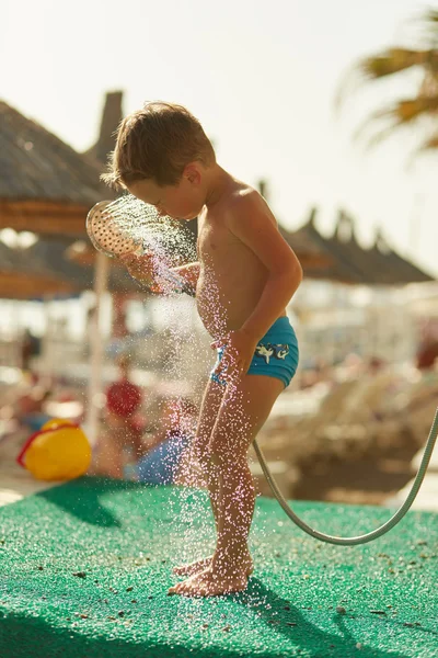 Bonito menino tomando banho na praia — Fotografia de Stock