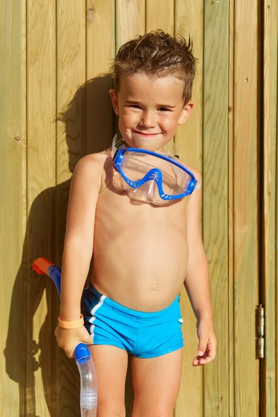 Bonito menino posando com máscara para nadar perto da piscina — Fotografia de Stock