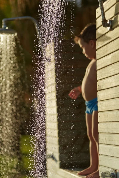 Bonito menino tomando banho na praia — Fotografia de Stock