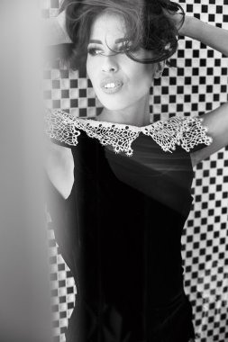 Çekici kadın siyah ve beyaz arka plan üzerinde poz