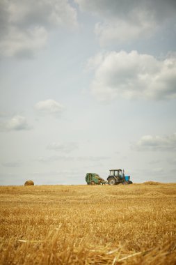 Kuru saman çiftlik alanı ve traktör ile kırsal görünümü 