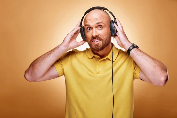 Jovem desportivo saudável ouve a música com fones de ouvido — Fotografia de Stock