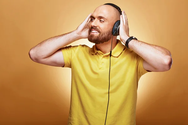 Homem bonito com fones de ouvido — Fotografia de Stock